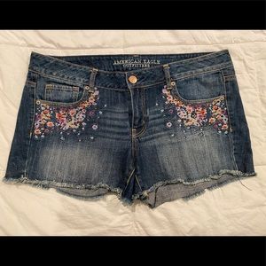 American Eagle || Embroidered Short || Size 14